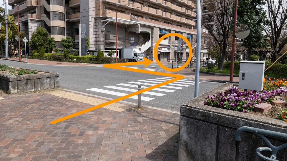 横断歩道を2回渡った先にクリニックがあります