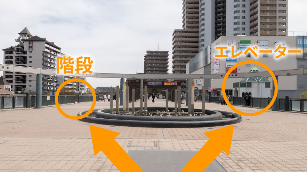 左手の階段、もしくは右手のエレベーターで下に降ります