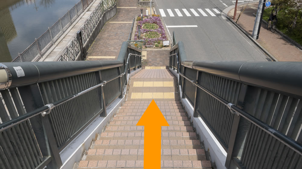 【階段の場合】階段を降りていきます