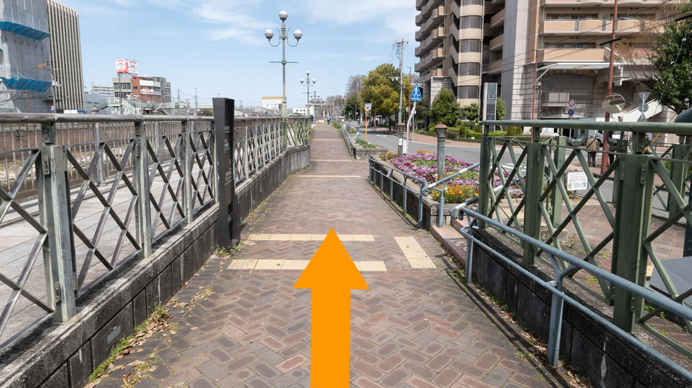 階段・エレベーターともに下に降りて直進します